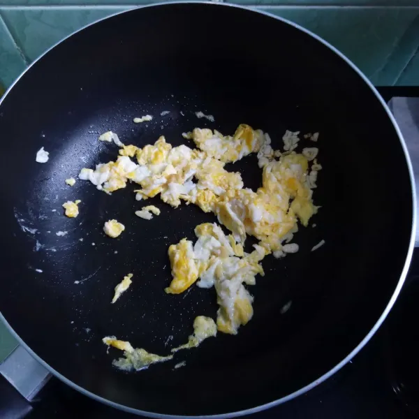Tumis bawang putih hingga wangi lalu masukkan telur, bikin orak-arik.