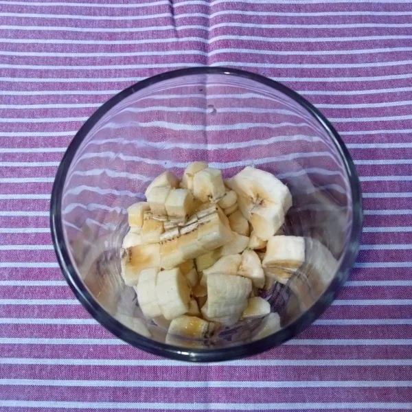 Kupas pisang dan potong-potong, lalu masukkan kedalam gelas.
