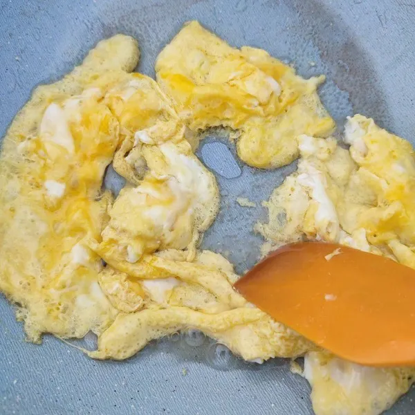Dadar telur kemudian orak arik hingga matang.