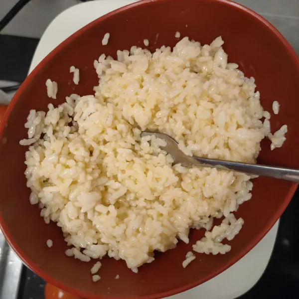 Kocok lepas telur, campurkan 1/2 kocokan telur ke nasi.