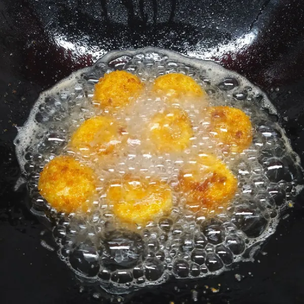 Panaskan minyak goreng, masukkan tofu. Goreng sampai matang di kedua sisi. Angkat dan sajikan.