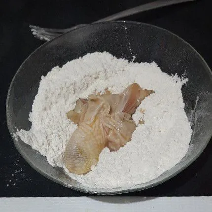 Campurkan ke 2 tepung dan aduk rata, lalu ambil ayam dan balur dengan tepung hingga rata.