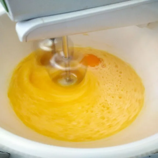 Mixer telur, gula dan Sp hingga mengembang dan berjejak dengan speed sedang.