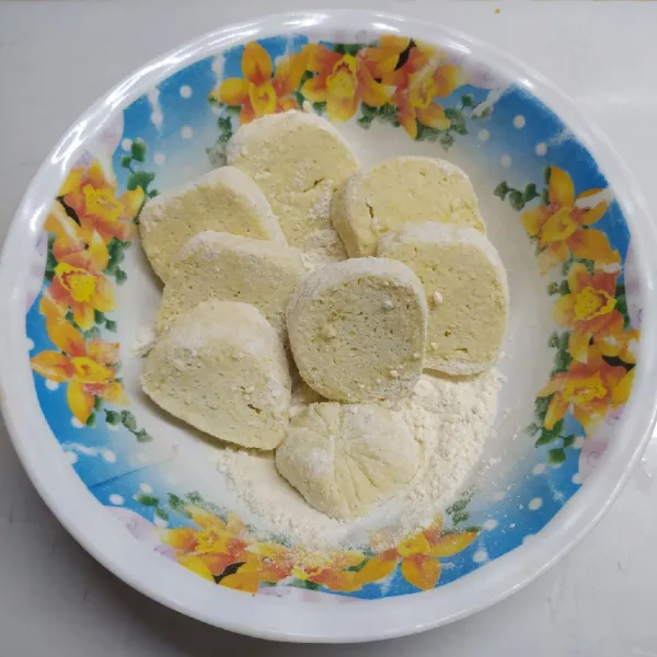 Balur tofu dengan tepung bumbu serbaguna.