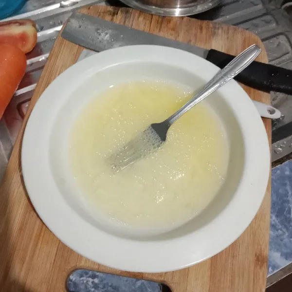 Kocok putih telur bersama garam merica dan kaldu jamur.