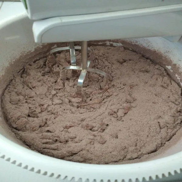Setelah itu campur semua bahan kering, jika bahan basah sudah mengembang, turunkan speed mixer ke yang paling rendah, lalu masukkan sedikit demi sedikit adonan kering ke dalam adonan basah hingga tercampur rata.