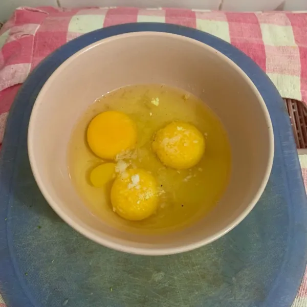 Siapkan 3 butir telur, kemudian tambahkan dengan bumbu garam, lada bubuk, dan kaldu jamur.