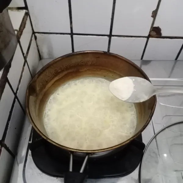 Masukkan kaldu ayam bubuk dan garam, lalu aduk rata serta cicipi rasanya. Masak hingga air menyusut atau kekentalan yang diinginkan, kemudian siap disajikan.