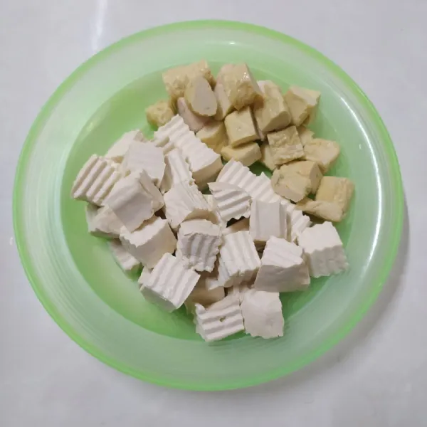 Potong dadu tahu sutra dan fish cake. Sisihkan.