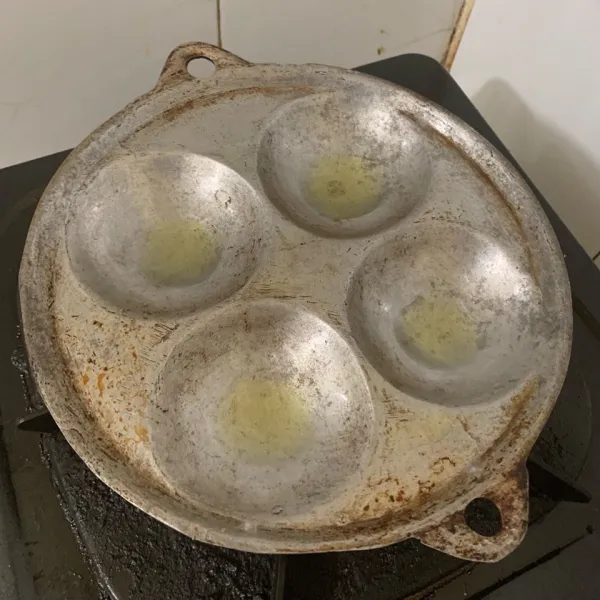 Panaskan sedikit minyak pada cetakan makaroni telur.