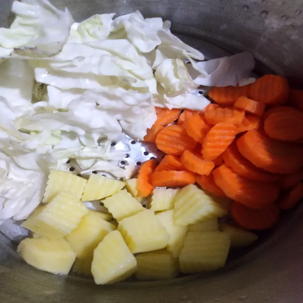 Kukus wortel, kentang dan kol, sengaja di kukus biar lebih enak.