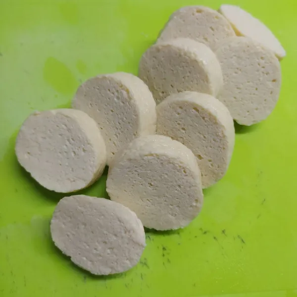 Potong tofu dengan ketebalan sedang.