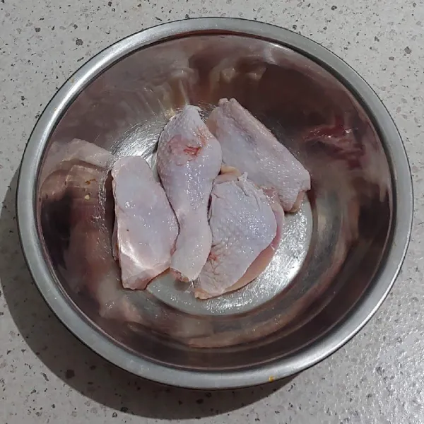 Ayam dipotong potong lalu cuci bersih, lumuri dgn tepung terigu lalu cuci bersih, tiriskan.