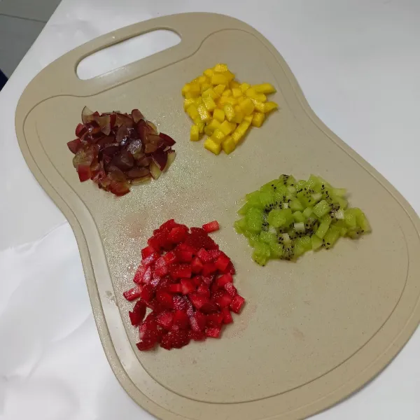 Potong kecil-kecil buah-buahan.