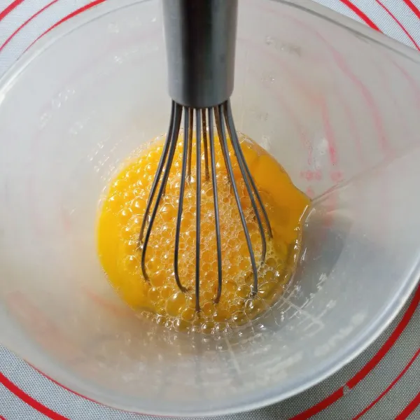 Kocok telur dengan gula halus sampai gula larut.