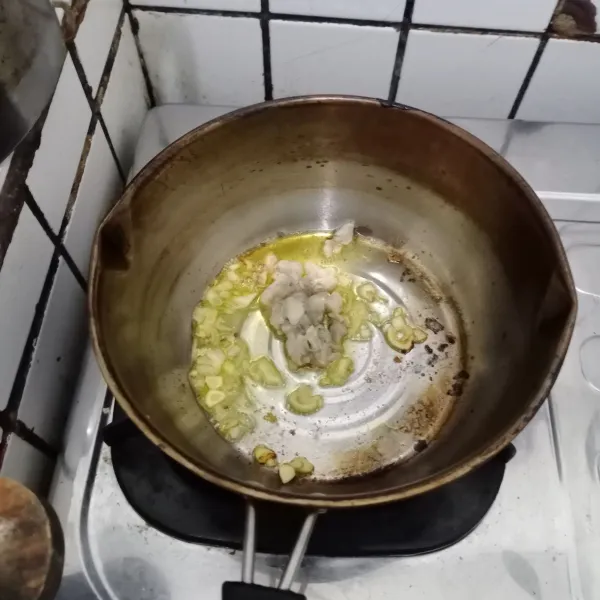 Panaskan mentega, tumis bawang putih hingga harum. Lalu masukkan udang dan ayam. Masak hingga berubah warna.