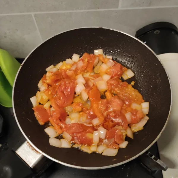 Masukan tomat, masak hingga tomat layu, kemudian bumbui dengan 1/2 sdm kaldu jamur dan lada bubuk.