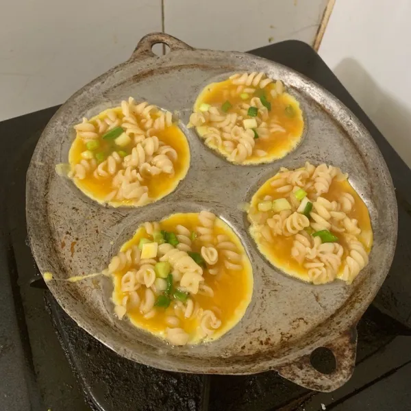 Tambahkan telur.