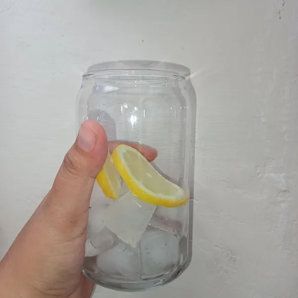 Tambahkan potongan lemon.