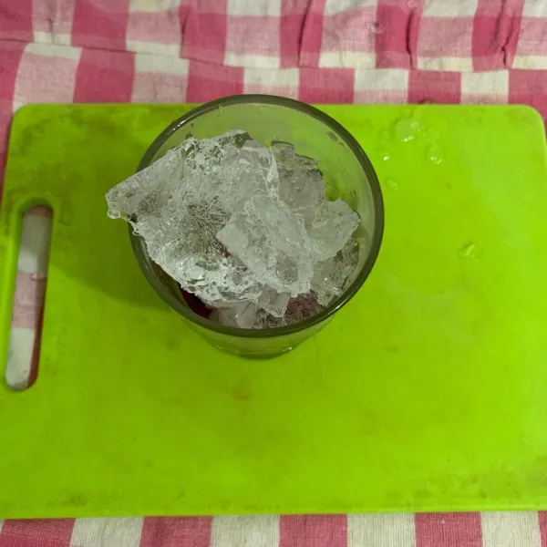 Tambahkan es batu sesuai selera.