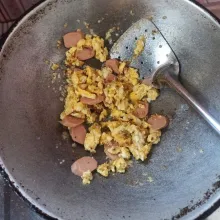 Setelah bumbu matang masukkan telur goreng orak-arik, kemudian masukkan sosis, aduk sebentar.