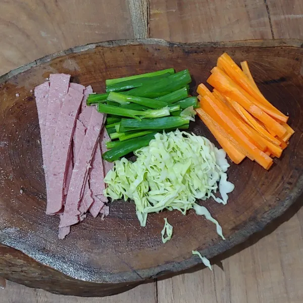 Kubis, wortel, daun  bawang, smoke beef dipotong tipis memanjang seperti korek.