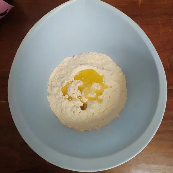 Campur terigu, gula dan garam, lalu tuang minyak.