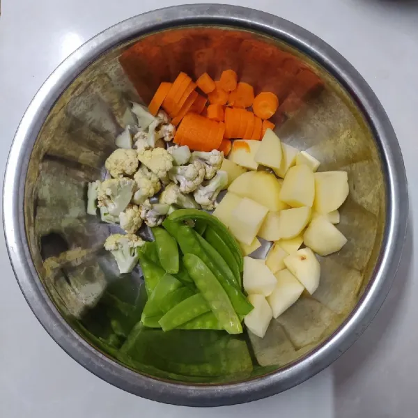 Siapkan sayur bahan isian.