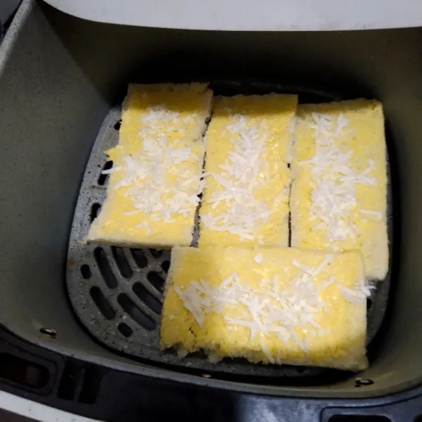 Panggang roti dalam oven atau airfryer selama 10 menit dengan suhu 180° lalu angkat dan sajikan.