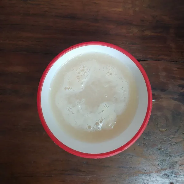 Campur bahan biang lalu diamkan sampai berbusa.