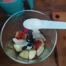 Potong-potong apel, buang bijinya, lalu masukkan ke dalam blender. Tambahkan air dan gula pasir sesuai selera. Blender hingga halus.