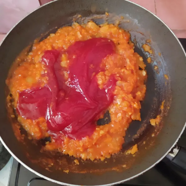 Masukkan tomat, masak hingga air menyusut, lalu masukkan saos tomat.