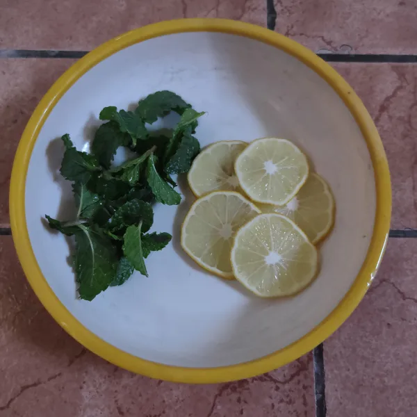 Bersihkan daun minta dan potong jeruk lemon.
