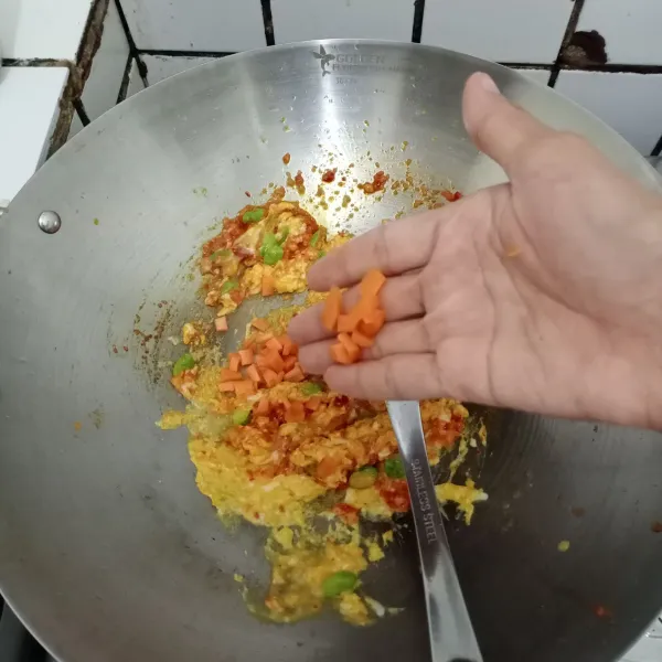 Masukkan wortel, aduk rata. Masak hingga wortel setengah layu.