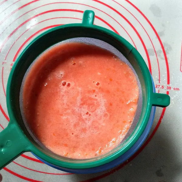 Blender tomat dengan sedikit air. Saring dan takar menjadi 300 ml jus tomat.