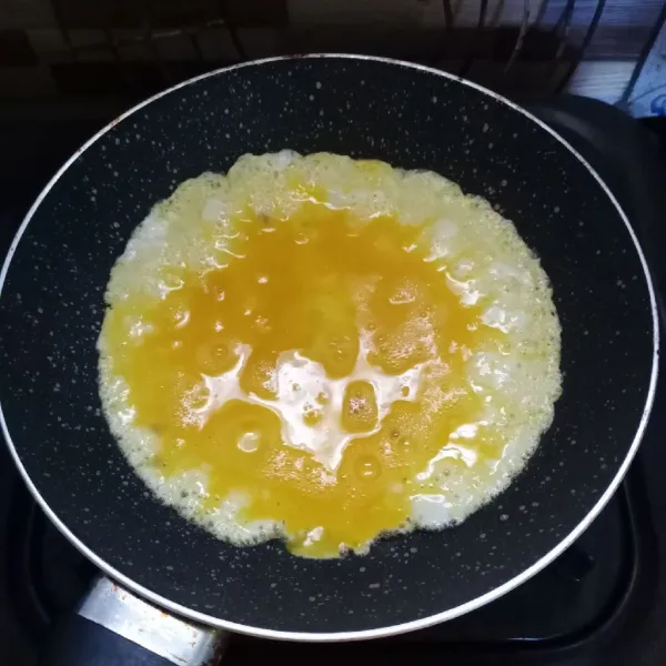 Panaskan sedikit minyak di teflon. Tuang adonan telur, masak sampai matang. Angkat.