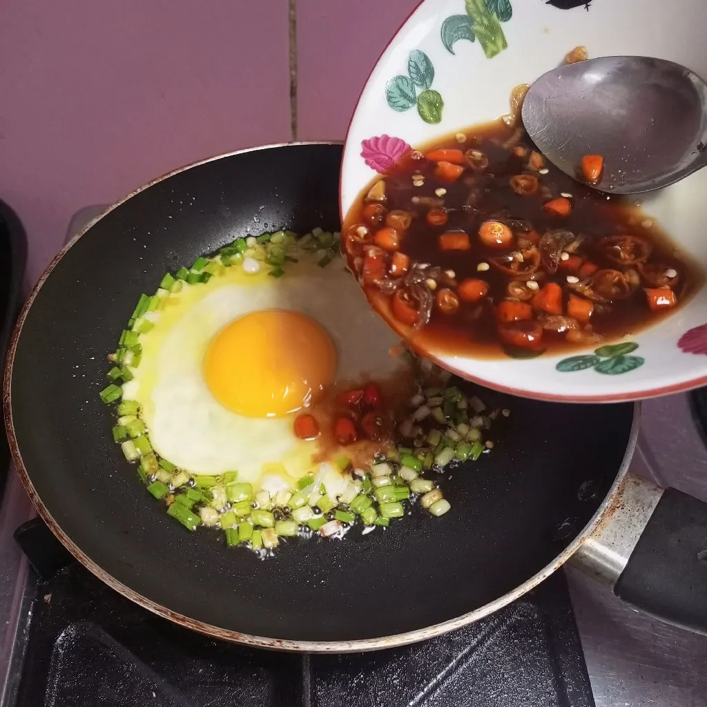 Step 4 Nasi Telur Siram Kuah Kecap Pedas