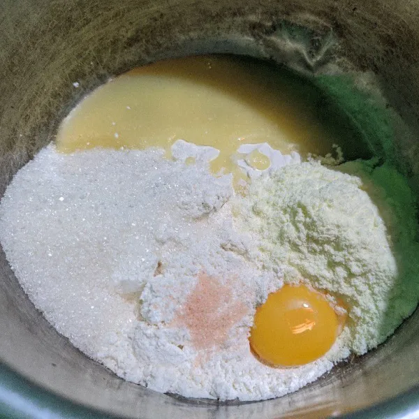 Campurkan tepung, susu bubuk, gula, kuning telur dan SKM Putih dalam satu wadah.