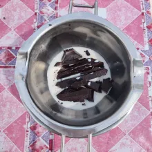 Lelehkan DCC dan susu fullcream, kemudian biarkan dingin.