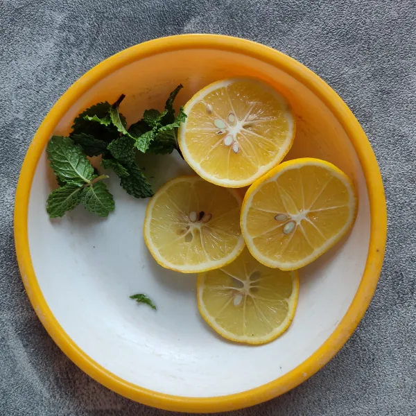 Cuci daun mint lalu potong jeruk lemon sisihkan.