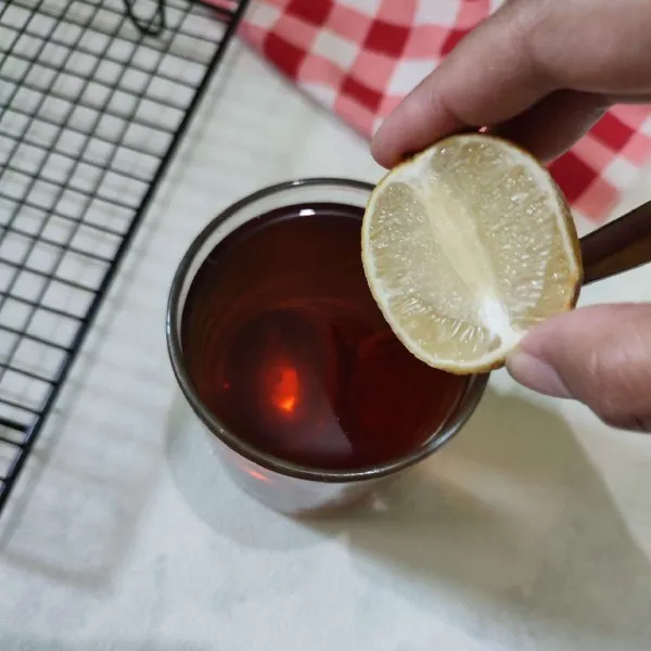 Tambahkan perasan air jeruk lemon. Aduk rata.