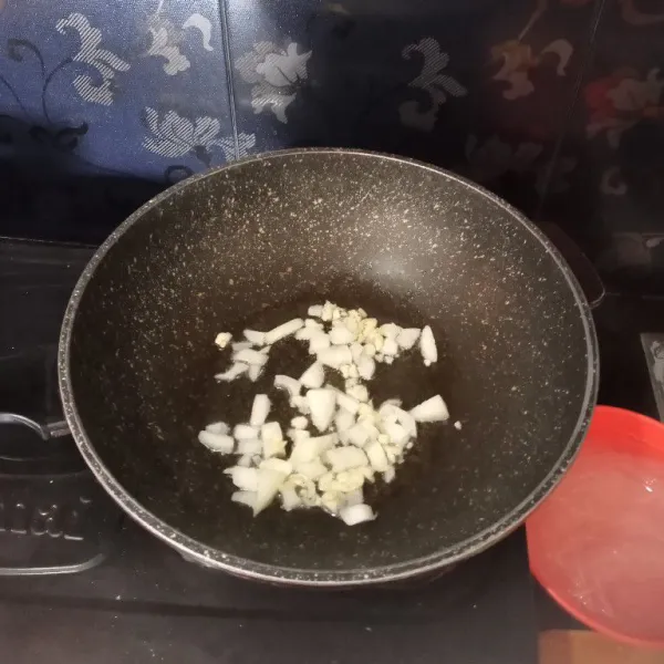 Panaskan minyak, tumis bawang putih dan bawang bombay hingga layu.