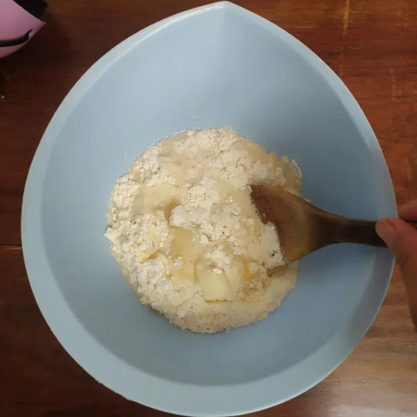 Masukkan bahan biang ke campuran tepung, aduk rata.