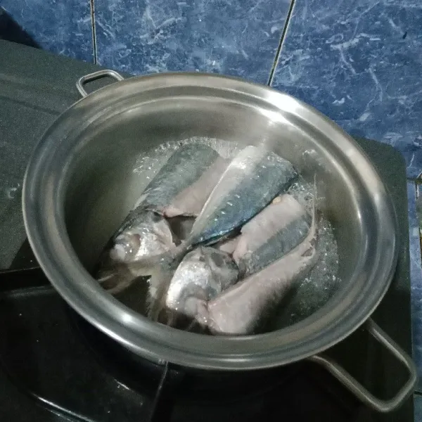 Rebus ikan salem dengan sedikit air. (Bisa juga kukus).