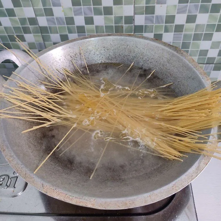 Step 1 Spaghetti Goreng Bakso Bumbu Merah