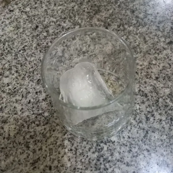 Siapkan gelas, masukkan es batu.