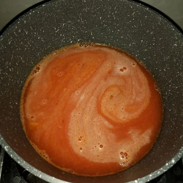 Tuang jus tomat dan air. Bumbui garam, gula, kaldu sapi bubuk, lada bubuk dan pala bubuk. Masak sampai mendidih.