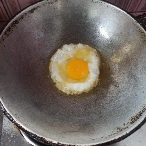 Ceplok telur 1 demi 1 sampai matang.