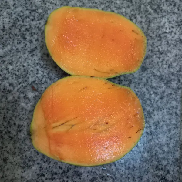 Siapkan buah mangga yang telah matang.