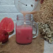 Tuang jus apel.